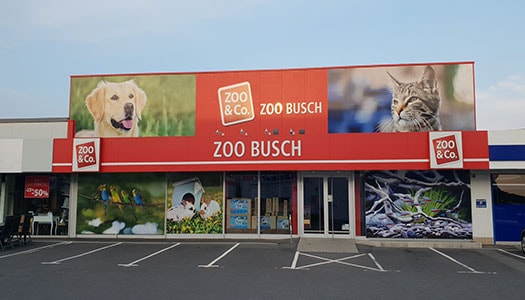 Zoo-Busch Filiale am Lutteranger 5. Frontansicht des Gebäudes, davor ein leerer Parkplatz.